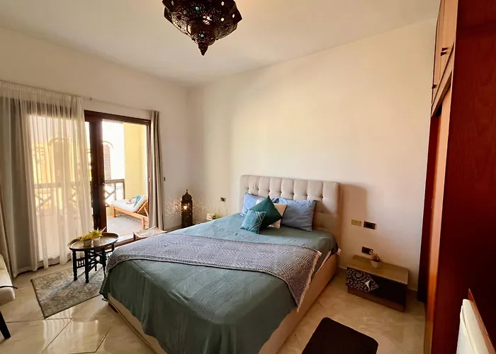 Luxury Beachfront Studio- Foreign Nationals Only Aparthotel
